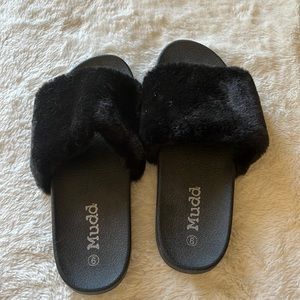 EUC Mudd Fluffy Slides